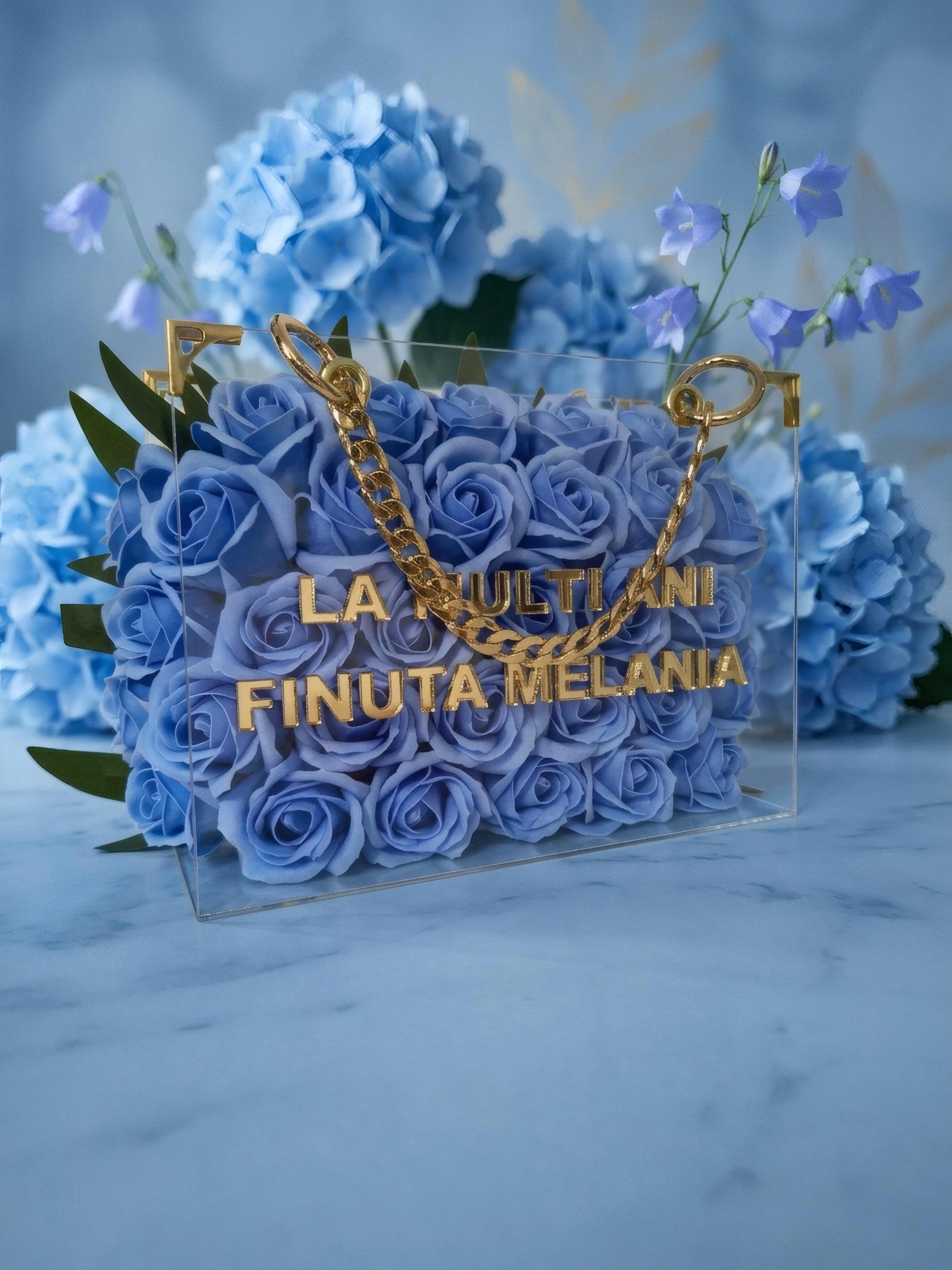 Geantă transparentă cu trandafiri albaștri și mesaj personalizat cu litere aurii